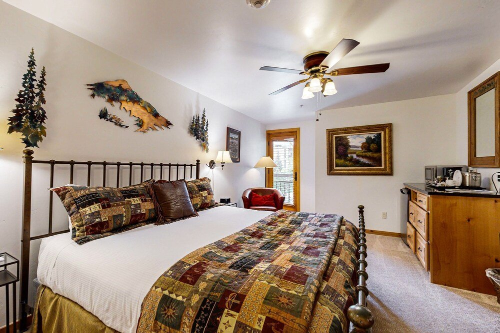 Dormitorio de un apartamento del lodge en Vail
