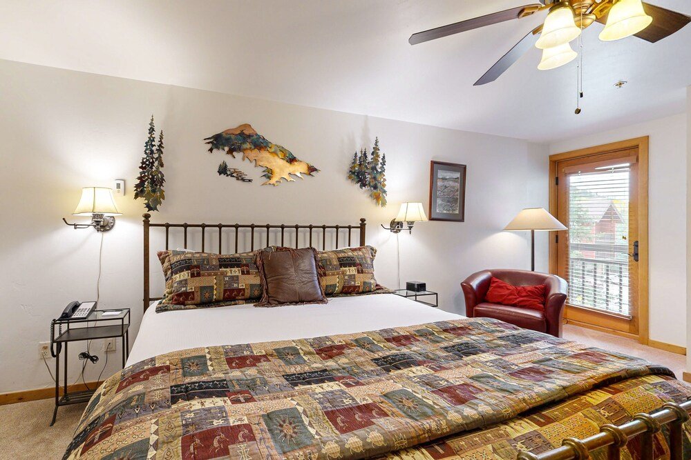 Dormitorio con cama grande en Lion Square Lodge