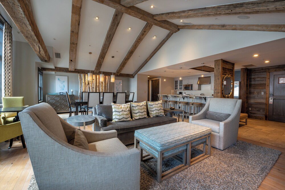 Amplia sala de estar de una suite del lodge en Crested Butte