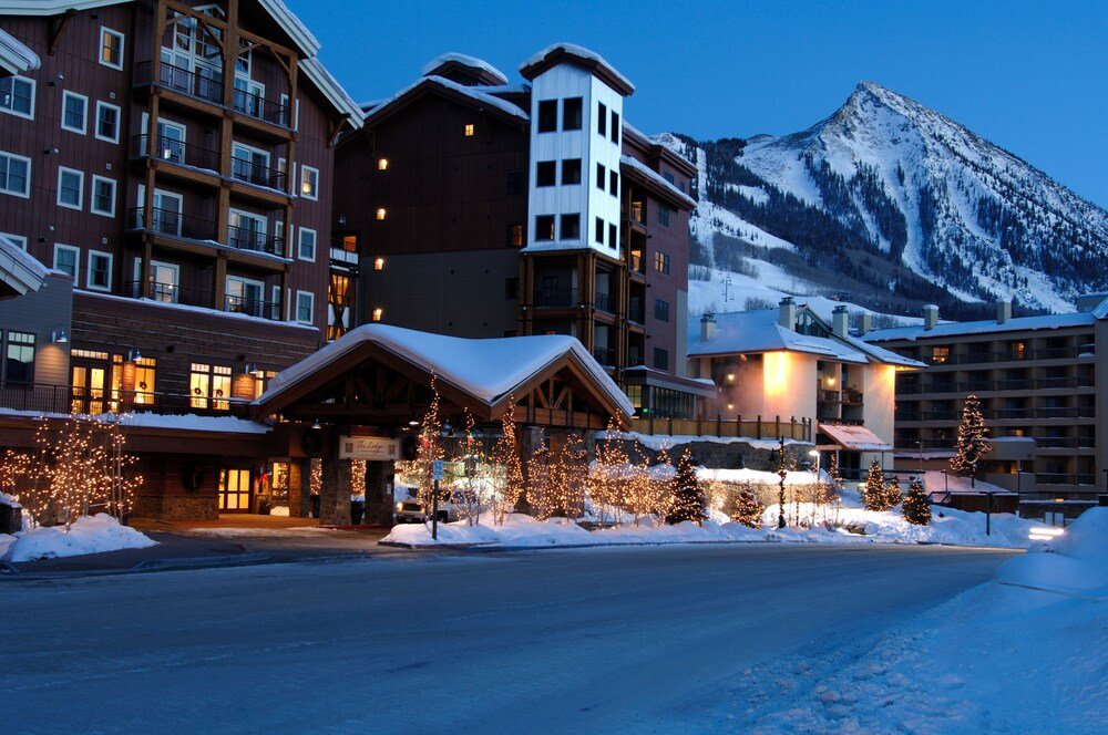 Edificio del lodge de varias plantas visto desde afuera en Crested Butte, Colorado