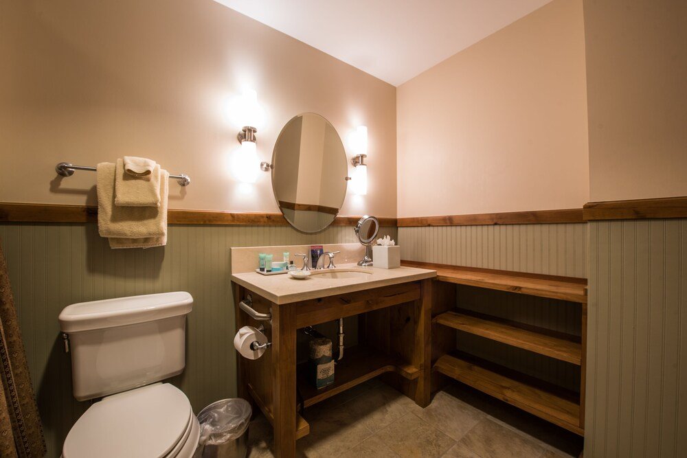 Baño de una unidad de The Lodge at Mountaineer Square
