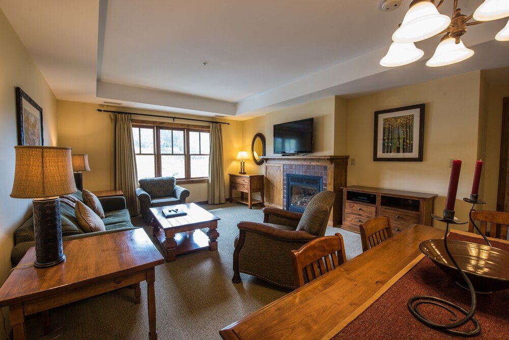 Sala con chimenea en el lodge de Crested Butte