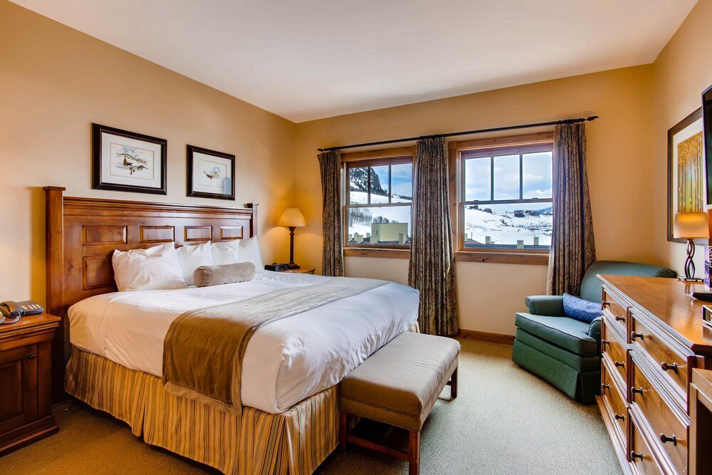Habitación con cama grande en el lodge de Crested Butte