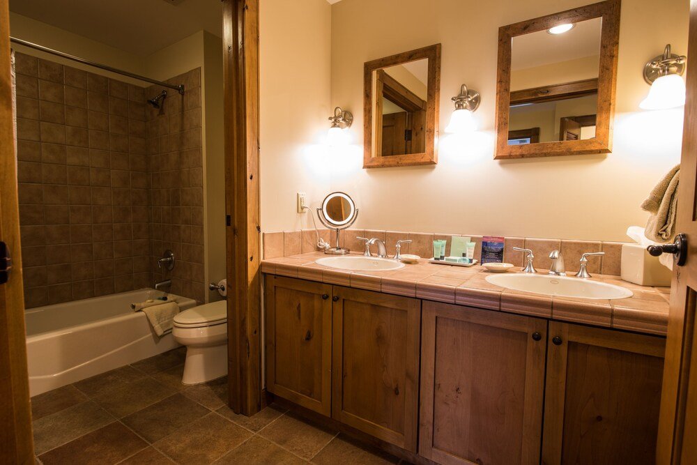 Baño con doble lavabo en The Lodge at Mountaineer Square