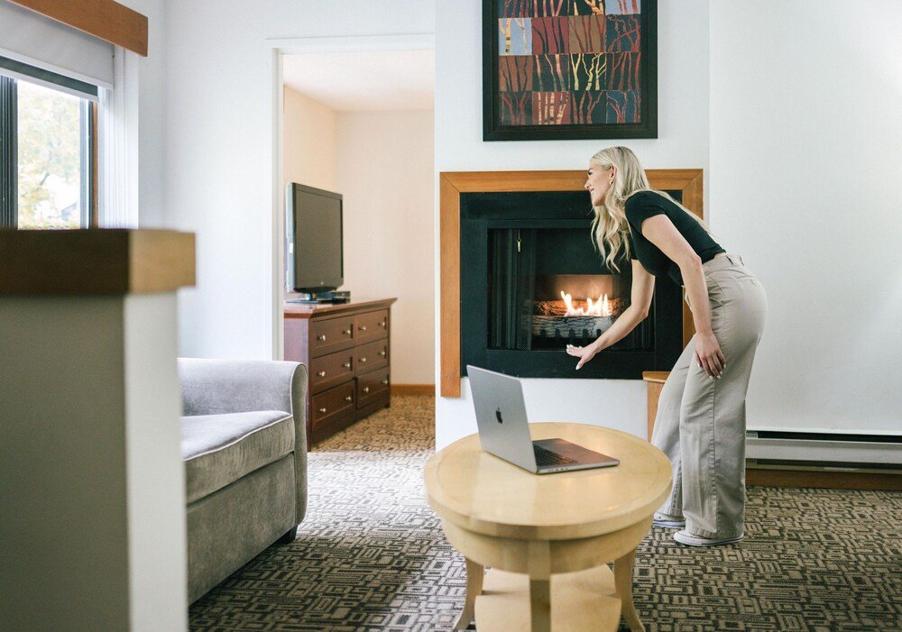 Sala con chimenea en el hotel de Whistler Village