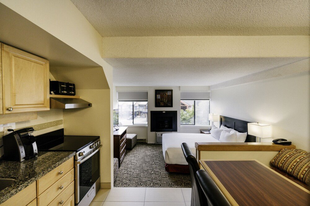 Habitación compacta con cocina en el Mountain Side Hotel
