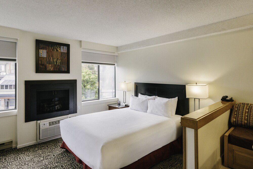 Habitación con cama grande en Whistler Village