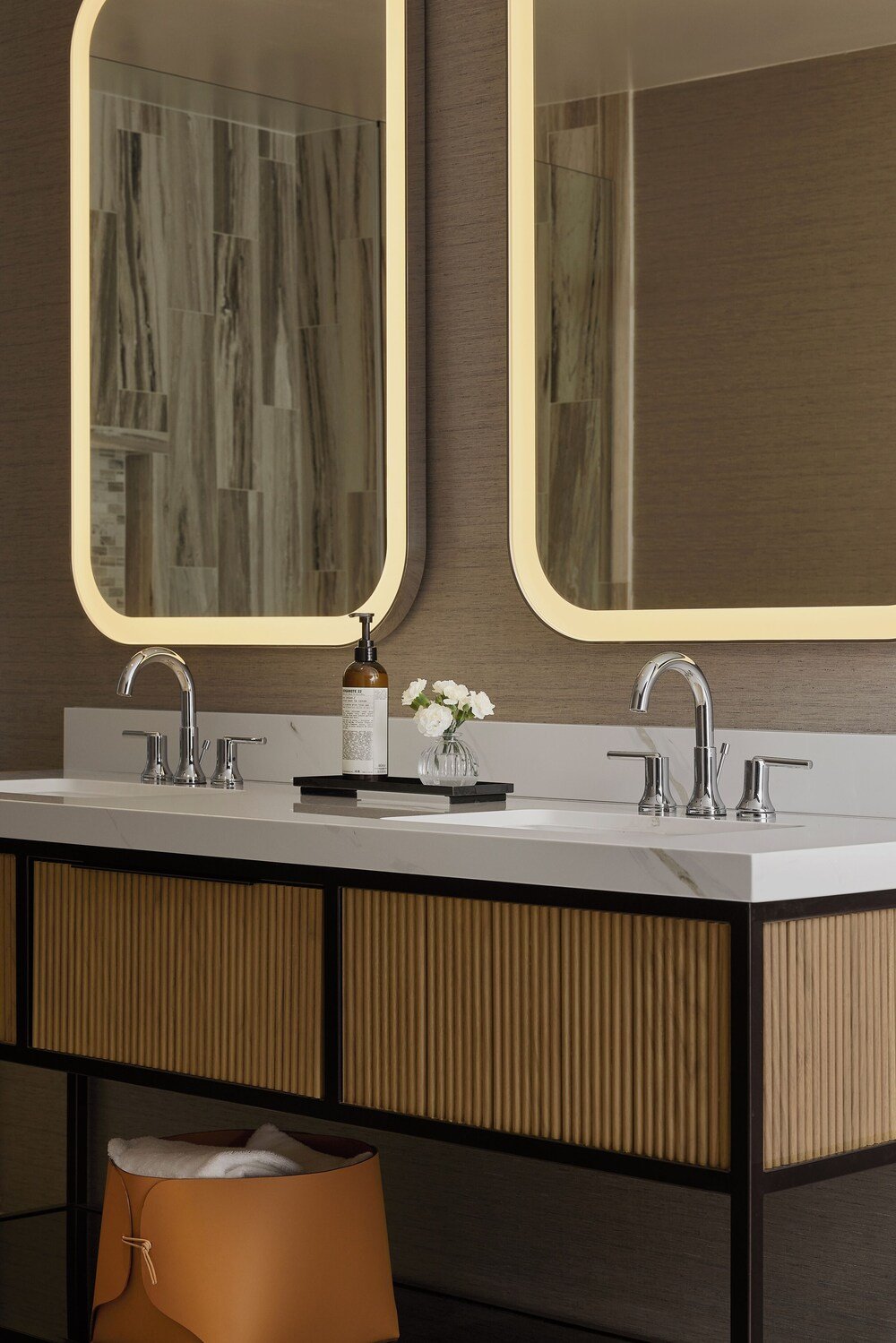 Baño moderno de una habitación del Park Hyatt Beaver Creek