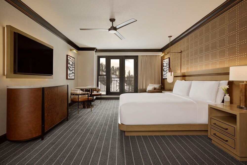 Habitación con cama y zona de estar en el resort