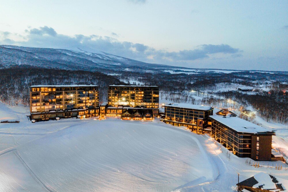 Edificio del hotel cubierto de nieve en Park Hyatt Niseko Hanazono