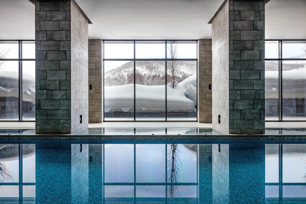 Piscina con vista a la nieve en el resort de Niseko