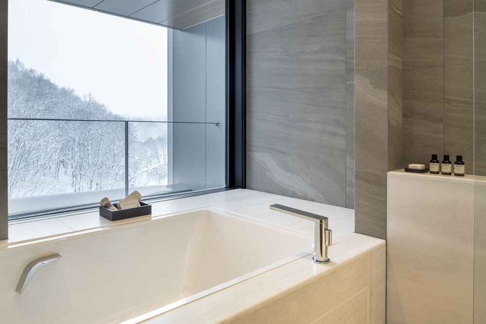Baño moderno de una habitación del resort de Niseko