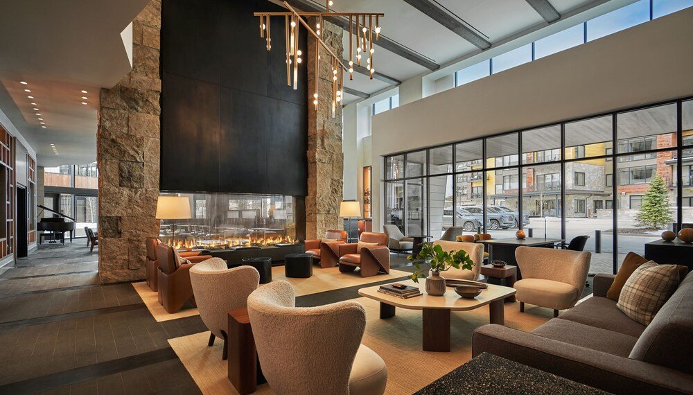 Amplio vestíbulo del hotel con mobiliario contemporáneo en Pendry Park City