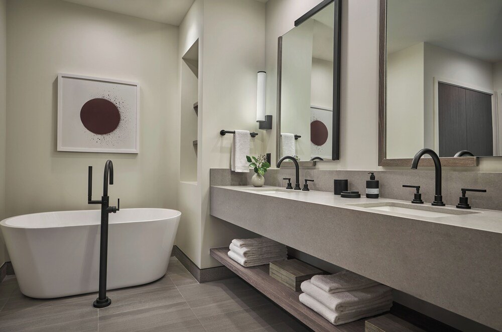 Baño moderno con accesorios contemporáneos en Pendry Park City