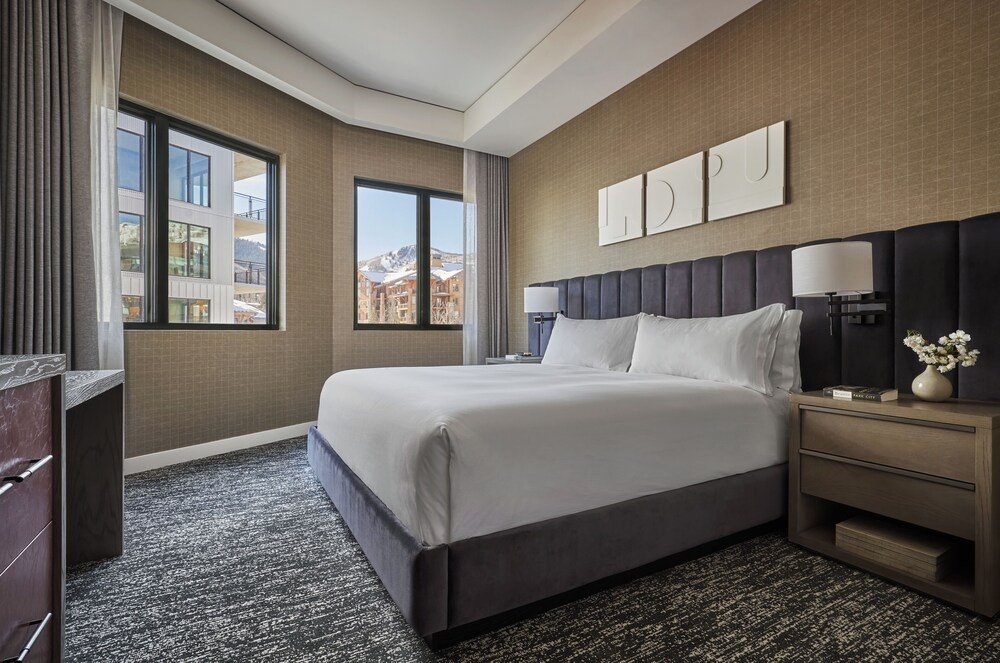 Habitación del hotel con cama grande en Pendry Park City