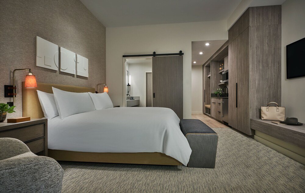 Dormitorio moderno con decoración contemporánea en Pendry Park City