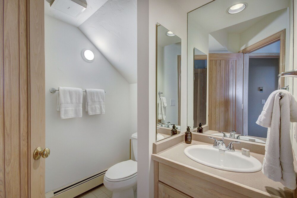 Baño moderno con tocador en The Pines Lodge