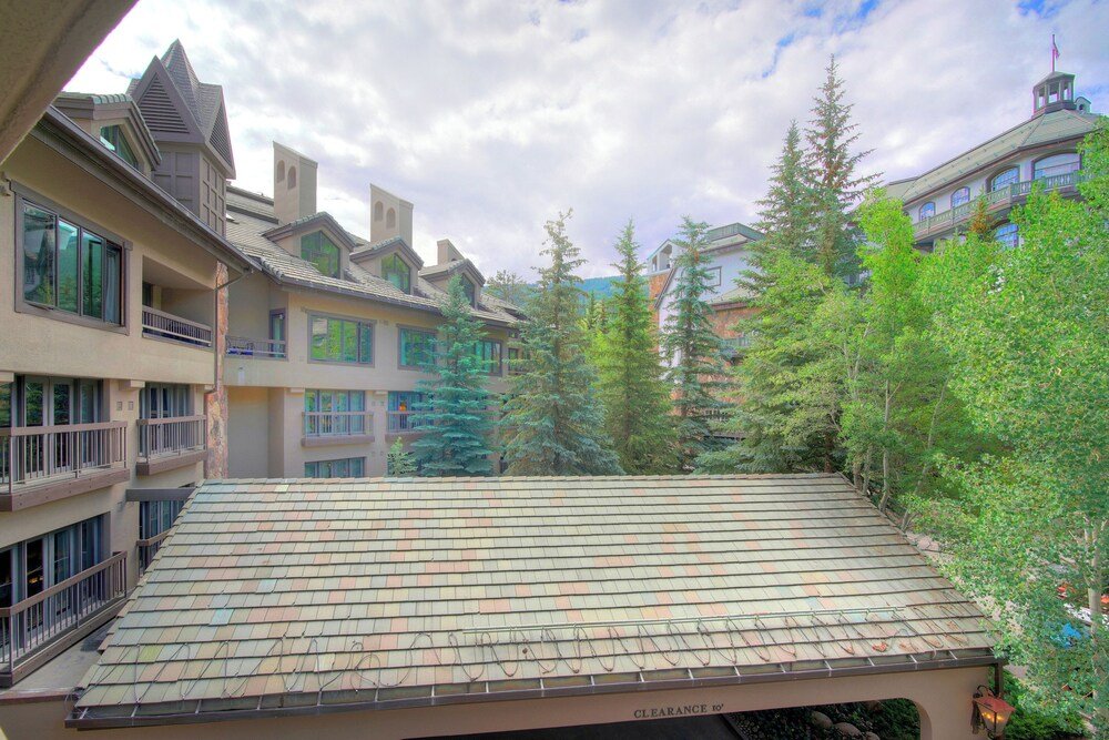 Edificio del lodge de varios pisos visto desde afuera en Beaver Creek