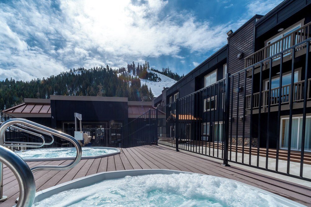 Hot tub at Red Wolf Lodge in Olympic Valley, Palisades Tahoe