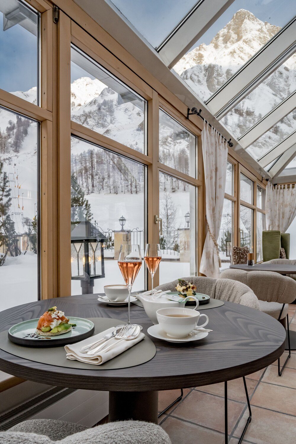 Rincón de comedor acogedor con luz cálida en Chasa Montana