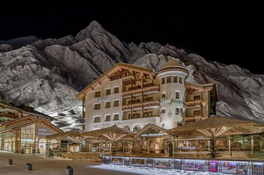 Edificio del hotel con montañas de fondo en Samnaun, Suiza