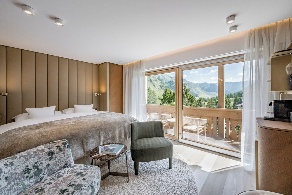Dormitorio con una cama grande en el hotel Chasa Montana