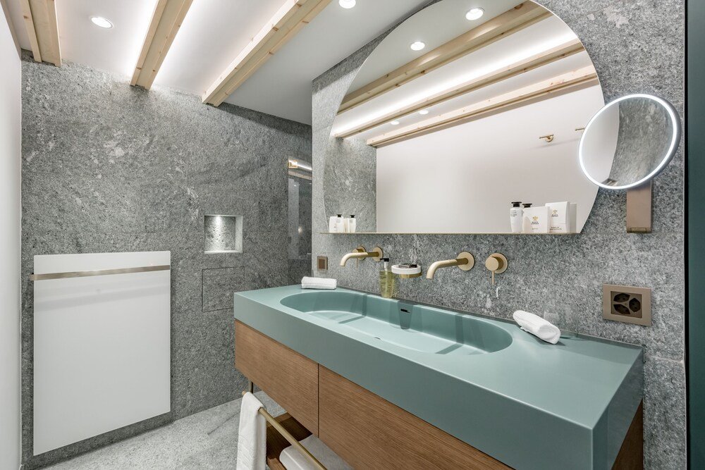 Baño moderno con tocador y ducha en Chasa Montana