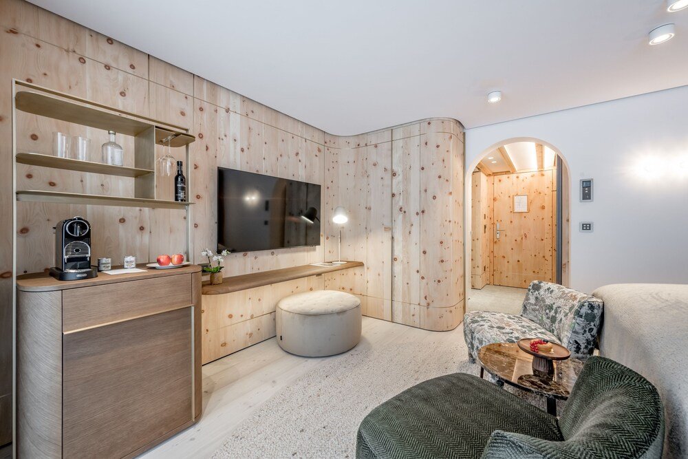 Living moderno con asientos cómodos en Chasa Montana