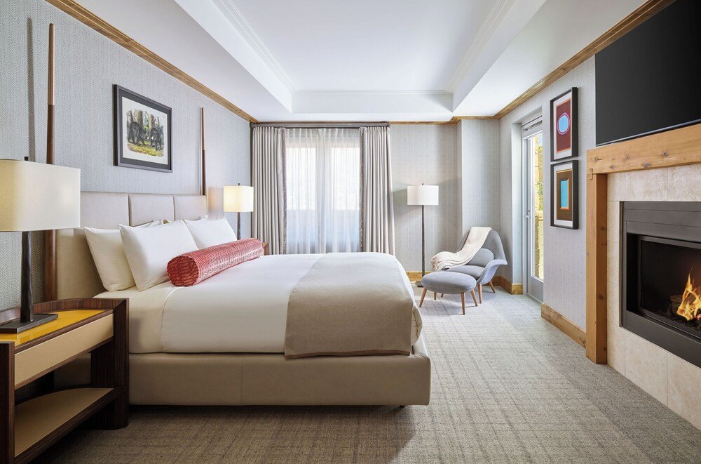 Habitación del hotel con cama grande en Residences at the Little Nell