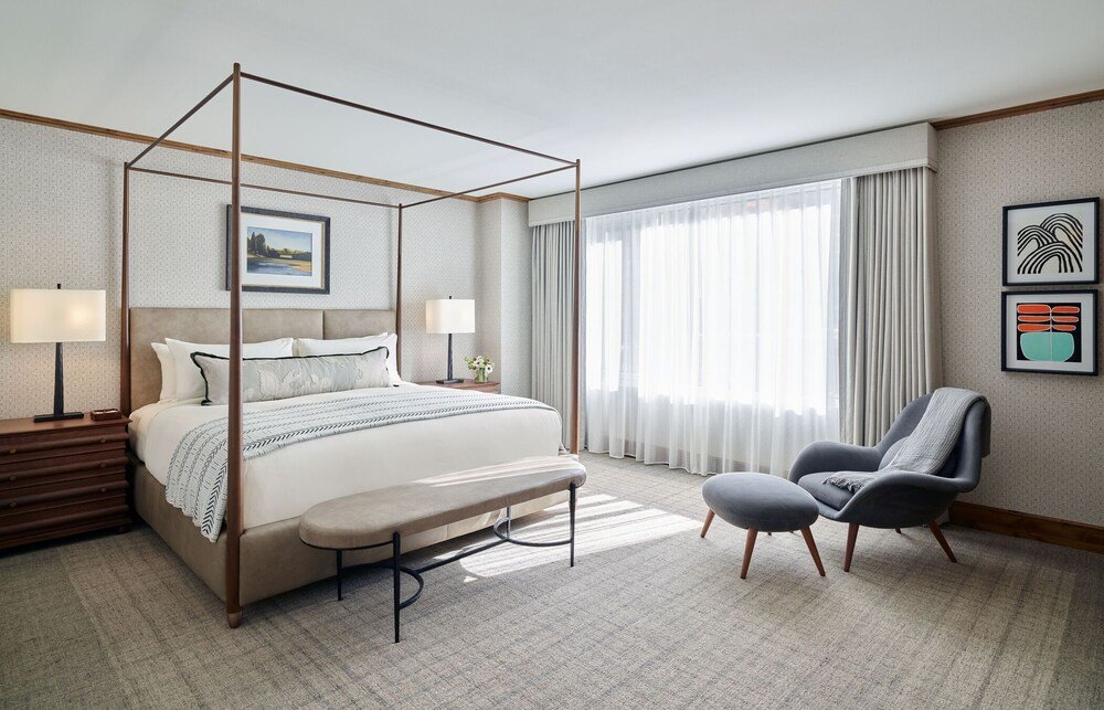 Cama con dosel en un dormitorio de Residences at the Little Nell