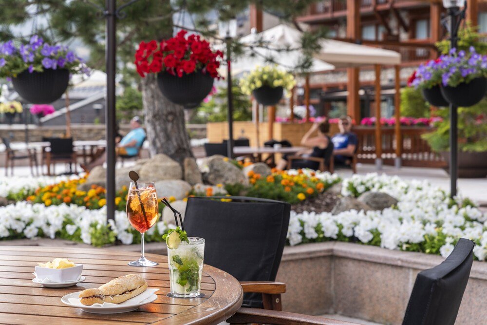 Outdoor dining area at Sport Village in Soldeu