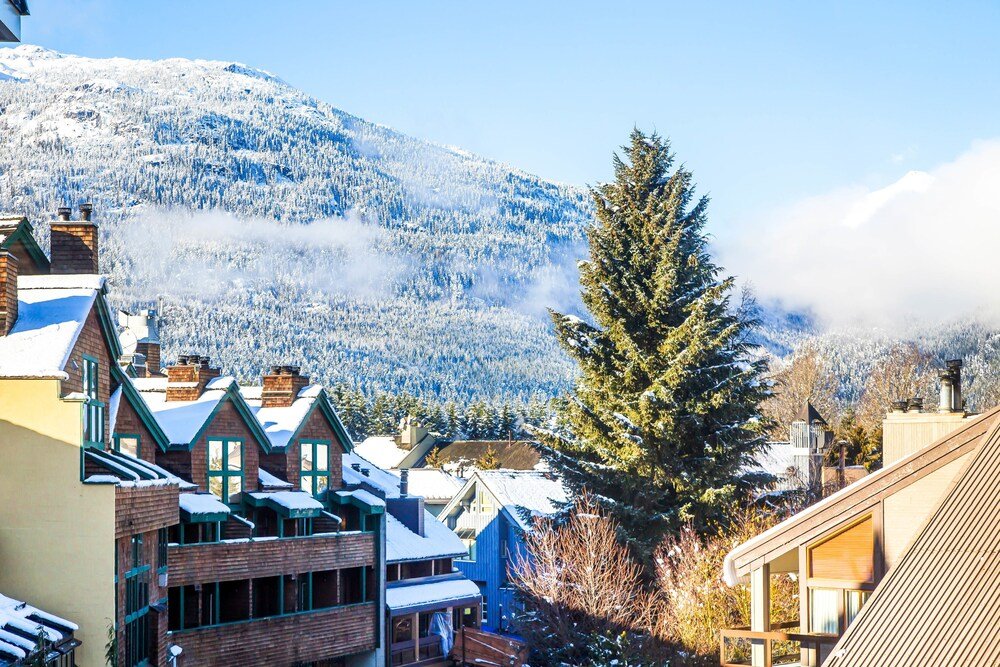Pueblo de montaña de Whistler Village en temporada de esquí
