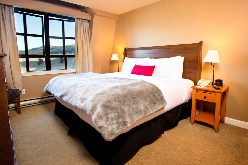 Telesilla con zona de espera cubierta en Whistler Village