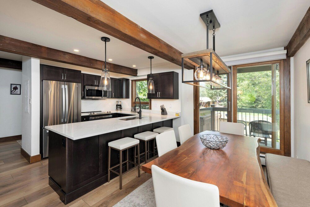 Cocina moderna en una unidad de Top of the Village