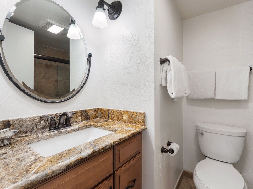 Baño con acabados de granito en Top of the Village