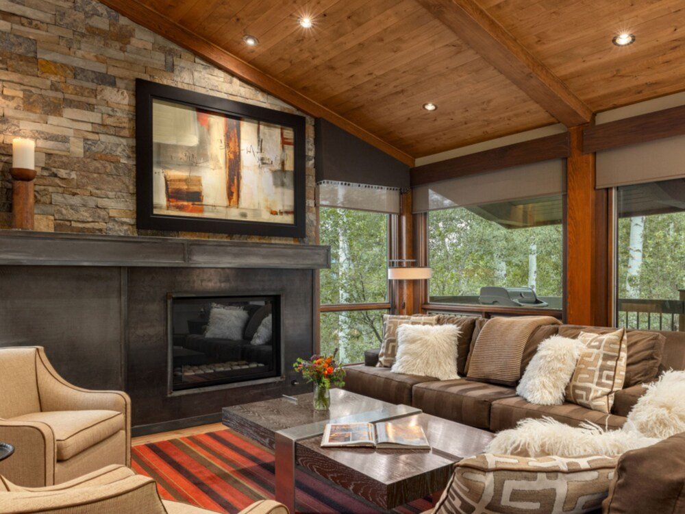 Sala de estar moderna con zona de asientos en un condo de Snowmass
