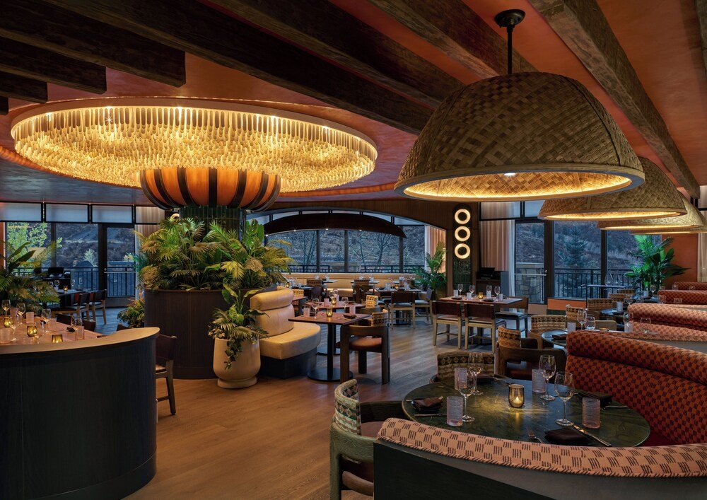 Amplio restaurante del hotel Viceroy Snowmass en Colorado