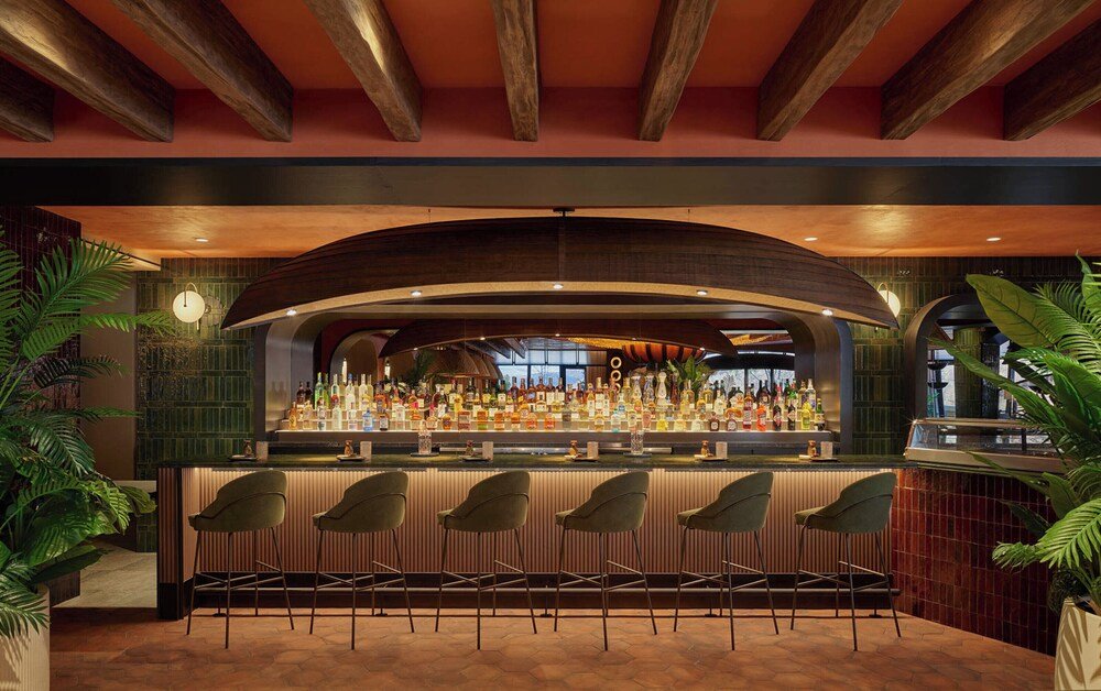 Zona de bar con pared curva en Viceroy Snowmass