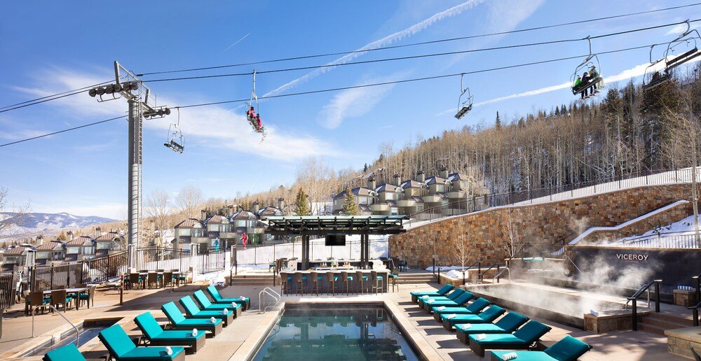 Zona de piscina con reposeras en Viceroy Snowmass