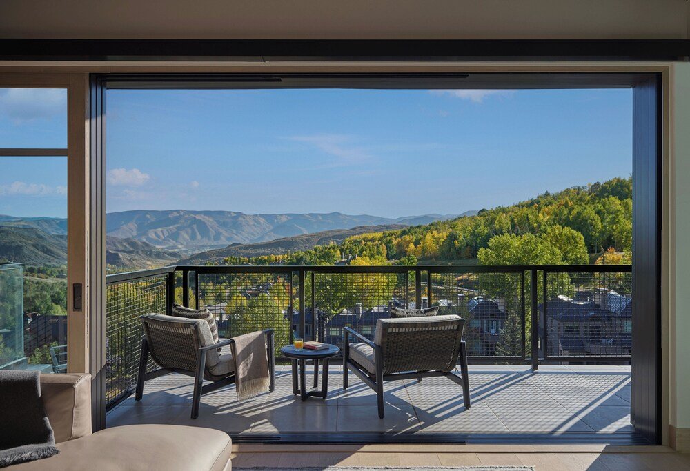 Balcón con vista a la montaña en Viceroy Snowmass