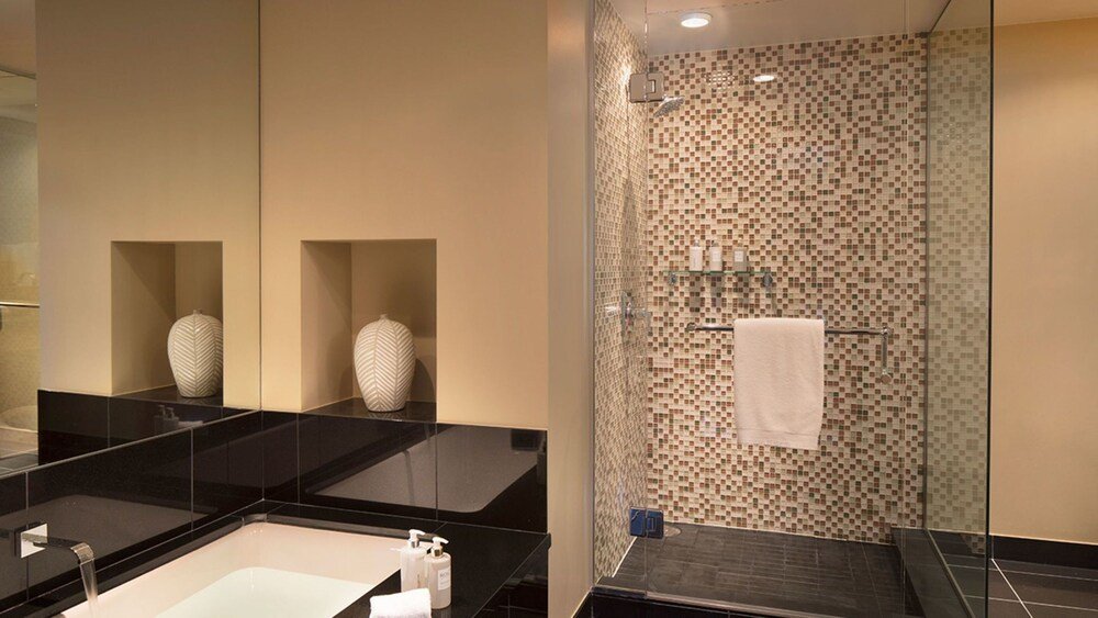 Baño moderno en una habitación de Viceroy Snowmass