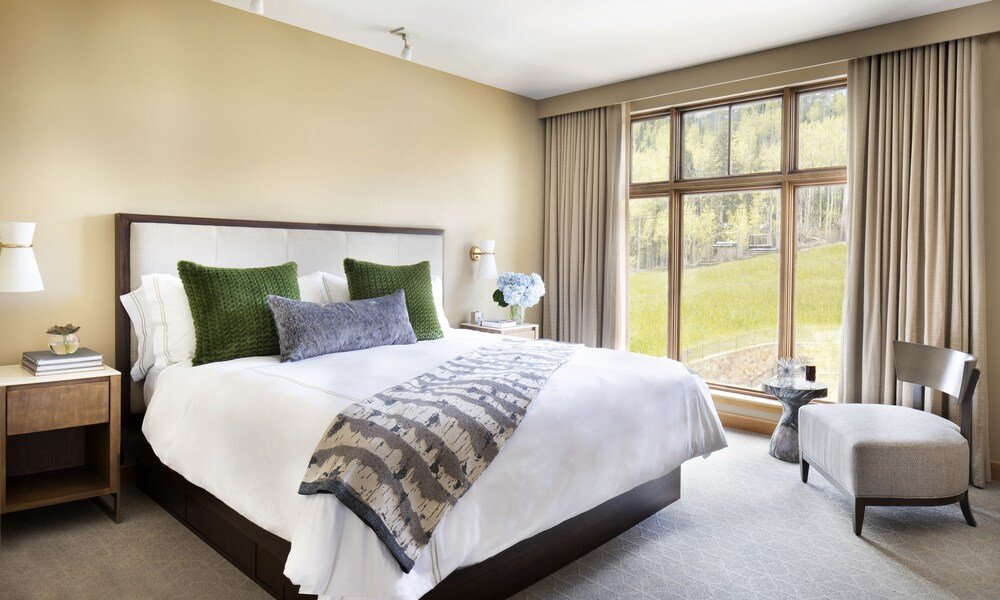 Cama grande con cabecero en la habitación de Viceroy Snowmass