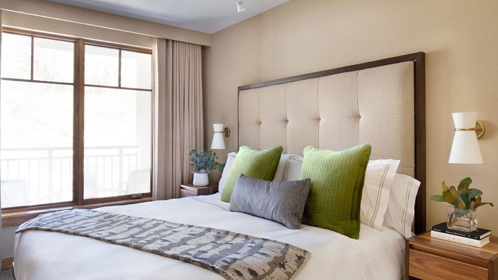 Habitación con una cama grande en Viceroy Snowmass