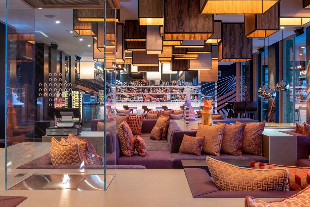 Zona de salón moderna dentro del W Verbier en Suiza