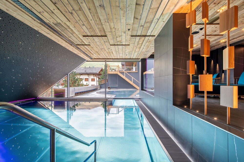 Piscina interior del W Verbier en los Alpes suizos