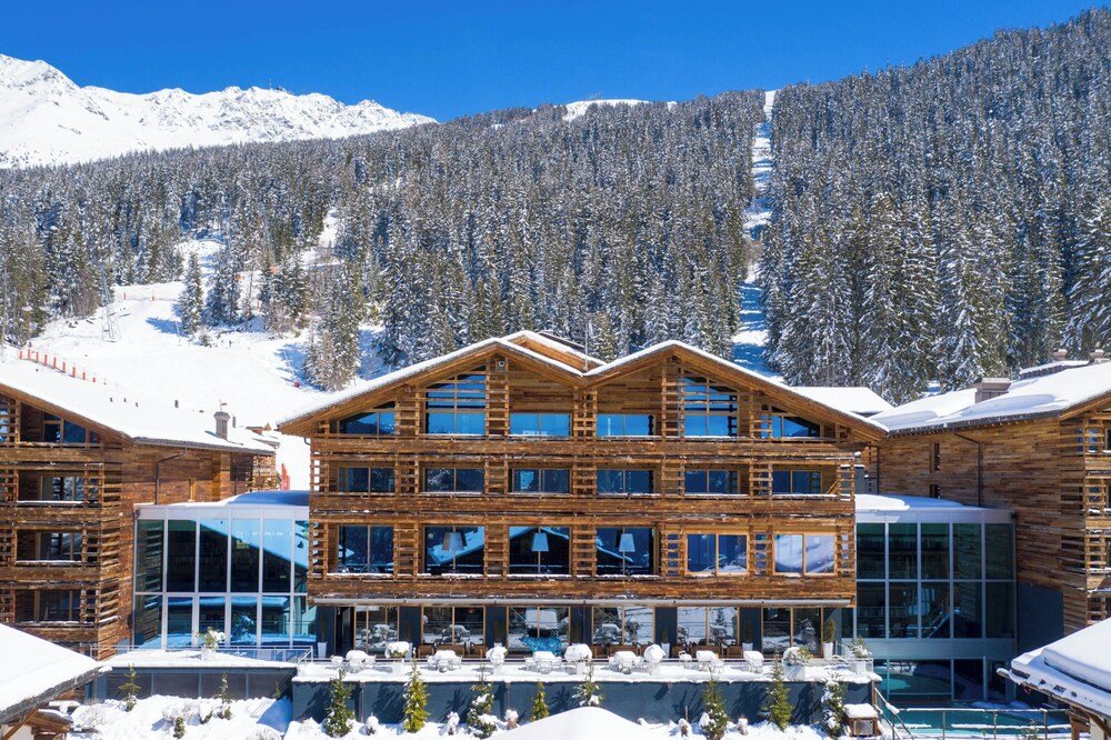 Edificio de madera de varios pisos estilo lodge del W Verbier