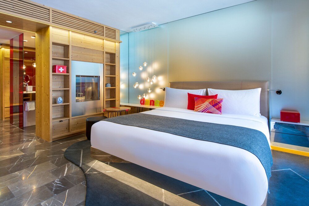 Habitación de hotel moderna en el W Verbier de Verbier
