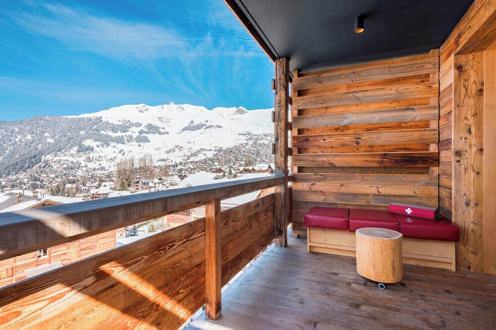 Edificio de madera estilo chalet con balcón en el W Verbier